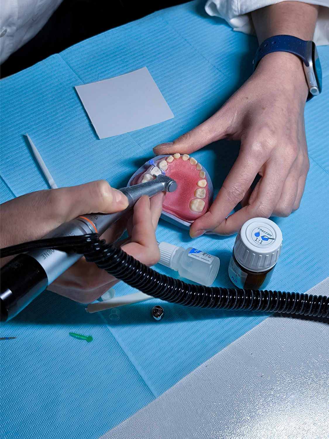 6 коронок, 5 материалов, 1 цель — идеальное восстановление молочных зубов