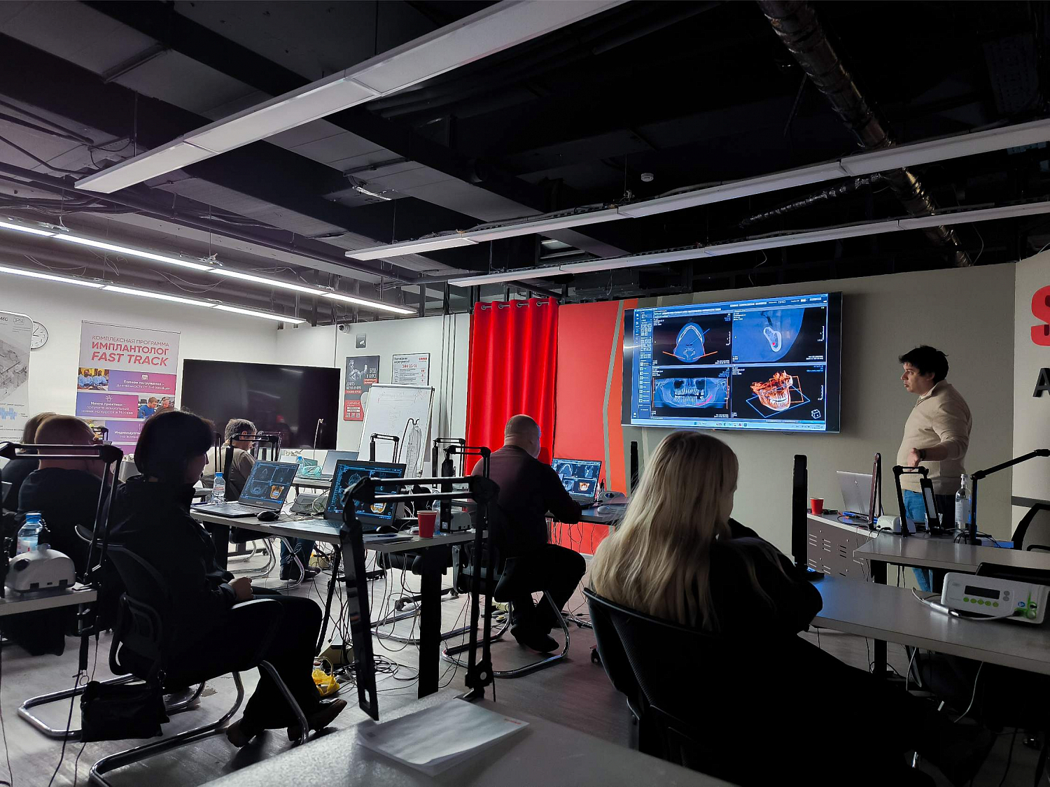 Один снимок — четыре программы: курсанты освоили планирование имплантации по данным КЛКТ